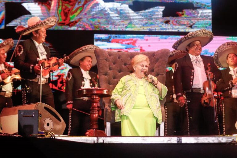 Ovacionan a “Paquita la del Barrio” Durante su Presentación en el Teatro del Pueblo