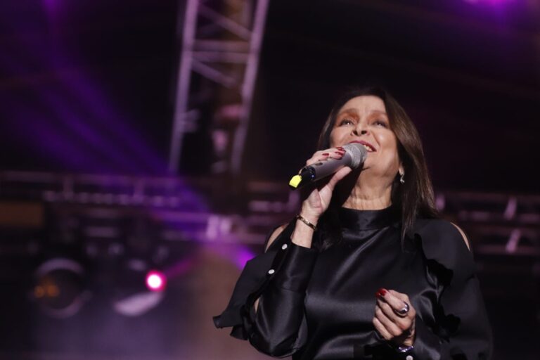 Daniela Romo Volvió Para Conquistar Corazones en el Teatro del Pueblo