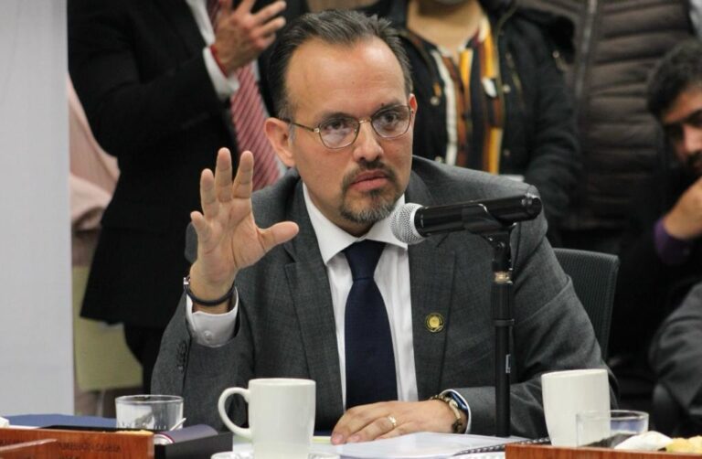 No habrá cambio en la política interna del gobierno, salvo que ahora está en manos del ahijado de la gobernadora