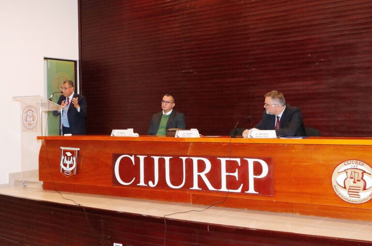 Disertó en UATx especialista de la Universidad de Génova