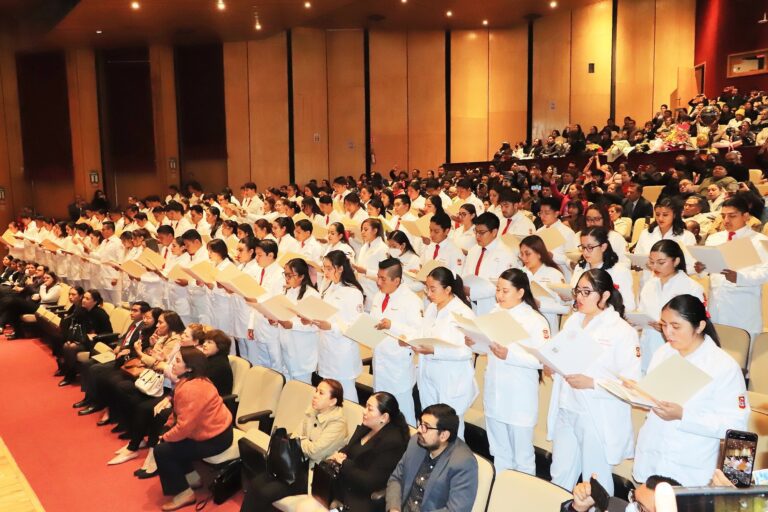 Graduó UATx a médicos cirujanos