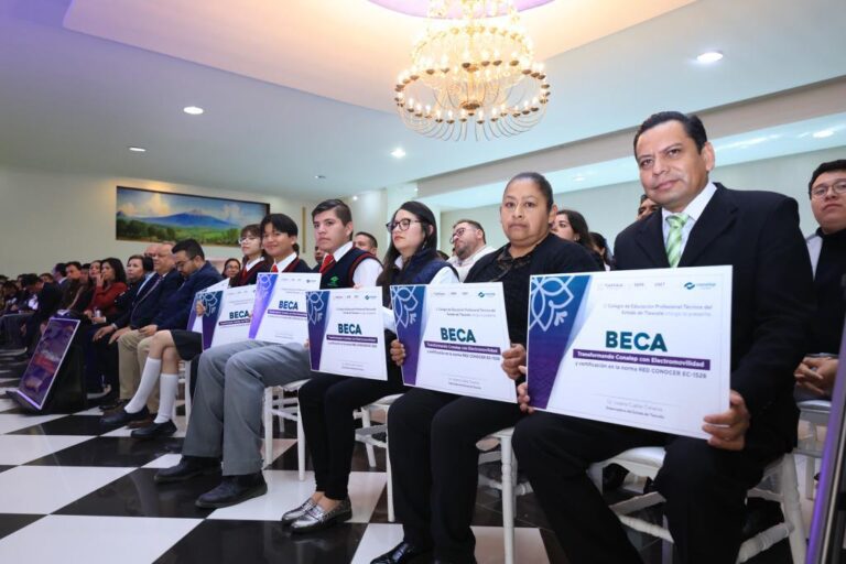 Reciben Alumnos y Docentes del Conalep Becas