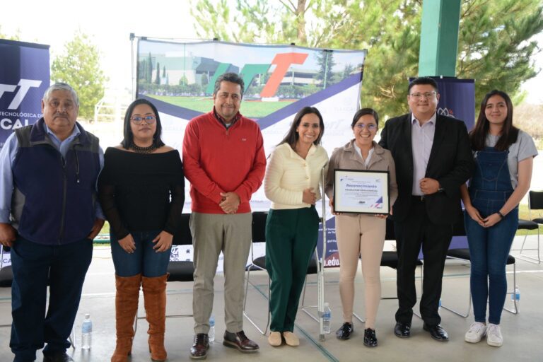 Gobierno del Estado Reconoce a Estudiante de la UTT