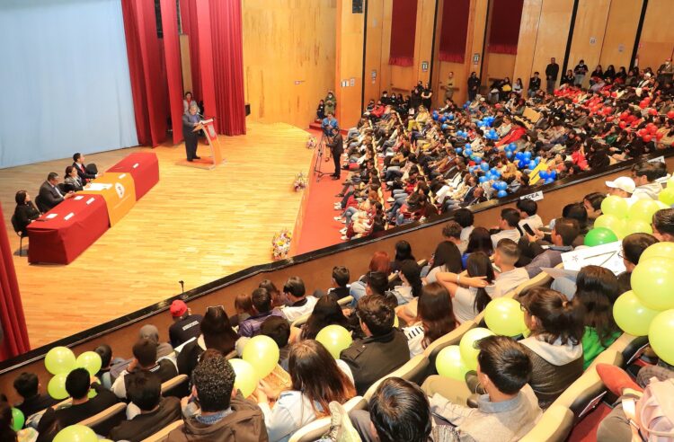 25 B Es la UATx opción de crecimiento profesional y personal de estudiantes