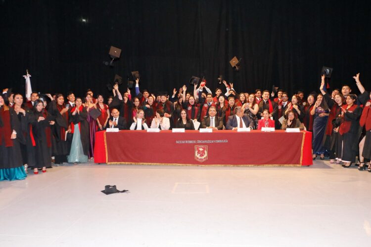 26 C Culminan estudios en la UATx licenciados en Derecho