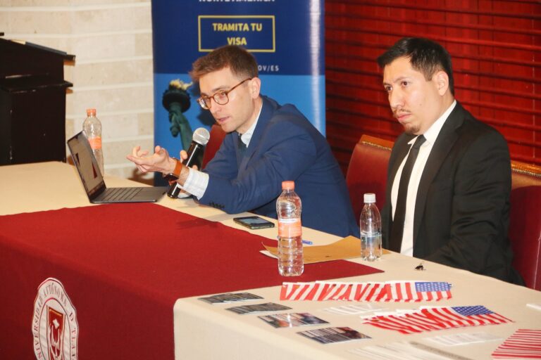 Orienta UATx a jóvenes sobre visas para estudiar en el extranjero