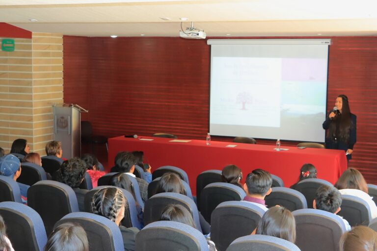 Exponen experiencias de éxito en la UATx