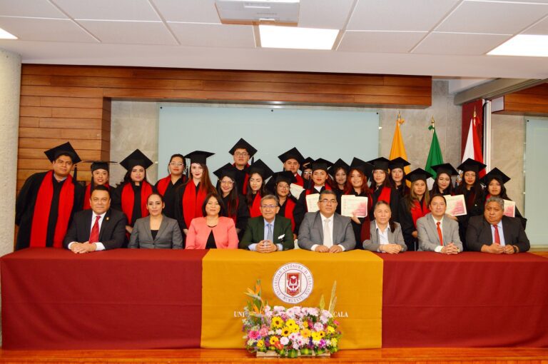 Egresaron estudiantes en Ciencias Políticas de la UATx