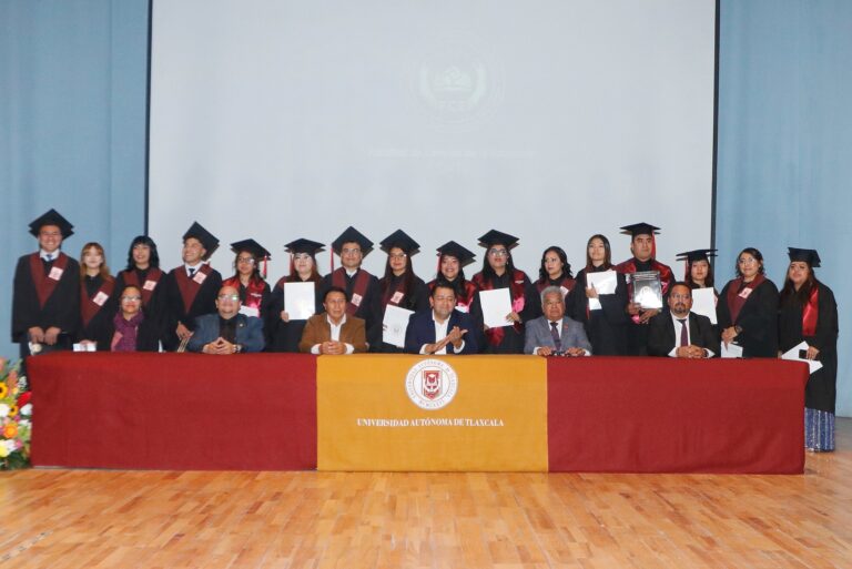 Egresan nuevos profesionistas de Ciencias de la Educación de la UATx