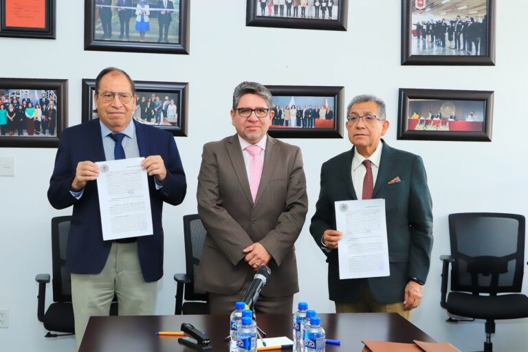 Firman UATx y STUAT Contrato Colectivo de Trabajo