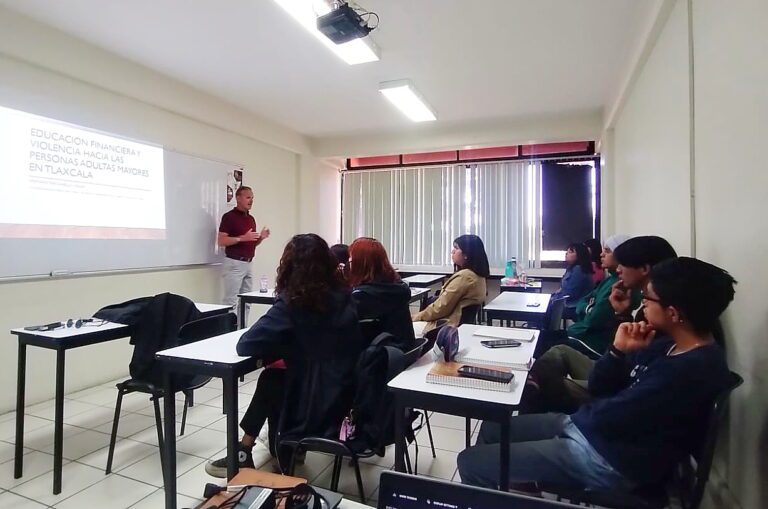 Hablan en UATx sobre alfabetización financiera de adultos mayores