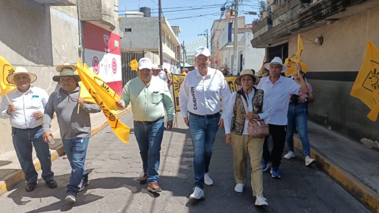 Juan Manuel Cambrón, candidato a diputado federal por coalición PRD-PRI-PAN, caminó por Tenancingo
