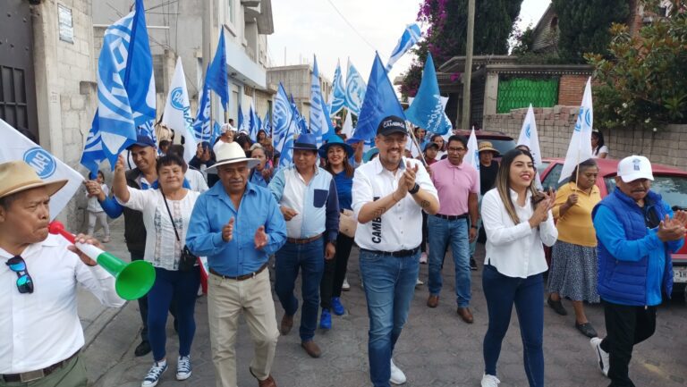 El candidato a diputado federal, Juan Manuel Cambrón, caminó por Teolocholco
