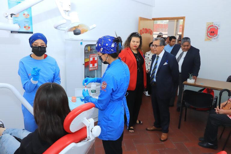 Visitó Rector de la UATx Clínica del Bienestar Universitario