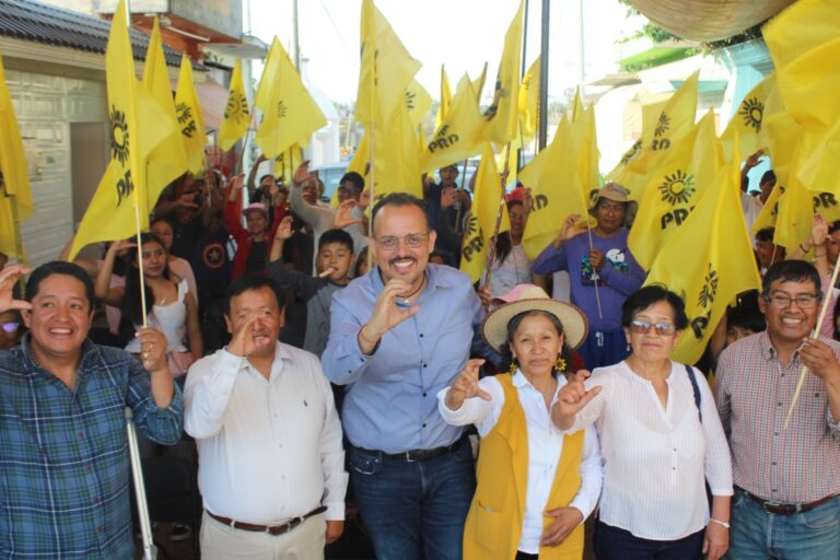 El candidato a diputado federal Juan Manuel Cambrón se reunió con vecinos de Teolocholco