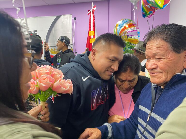 Adultos Mayores se Reencuentran con Familiares en Estados Unidos