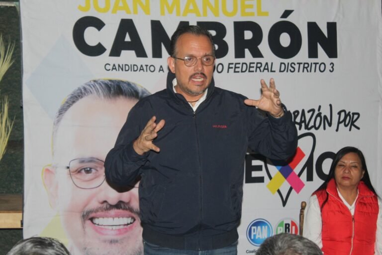 Juan Manuel Cambrón, se reunió en Papalotla con maestros y vecinos de San Buenaventura