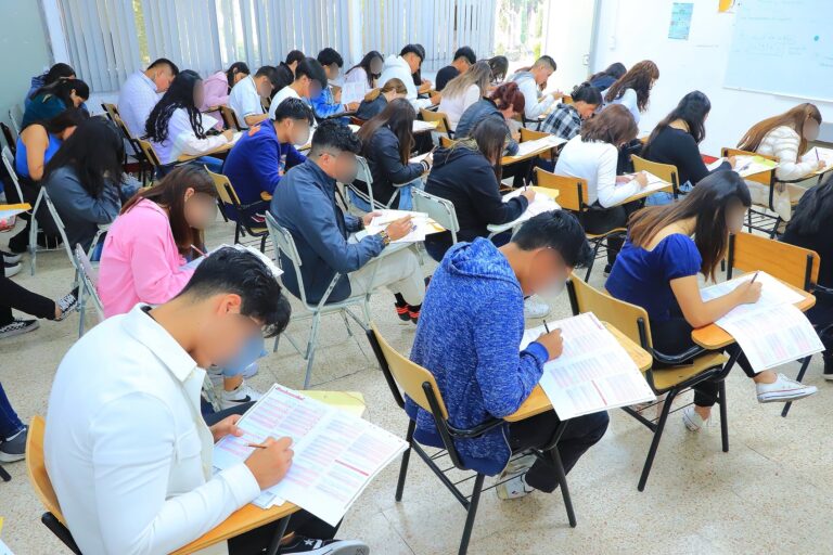 Entrega UATx cuadernillos CENEVAL para examen de admisión