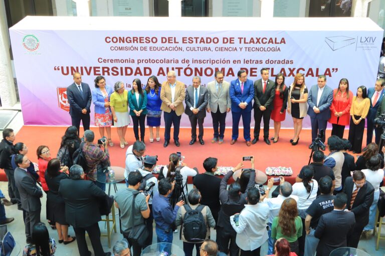Inscriben en letras doradas el nombre de la UATx en el muro de honor del congreso local