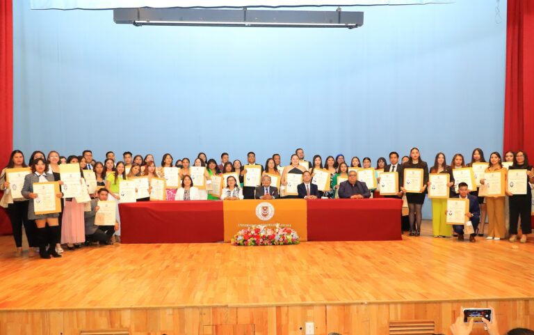 Entregó UATx Títulos Universitarios a Egresados