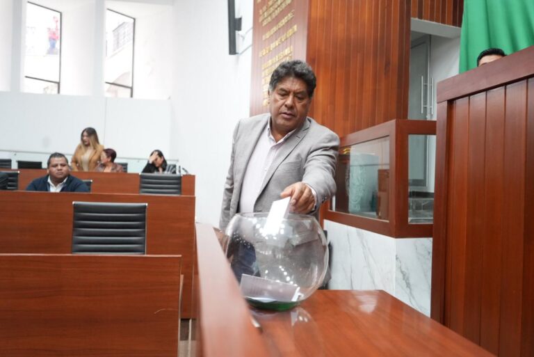 Elige LXIV Legislatura a nuevo presidente del Comité de Administración