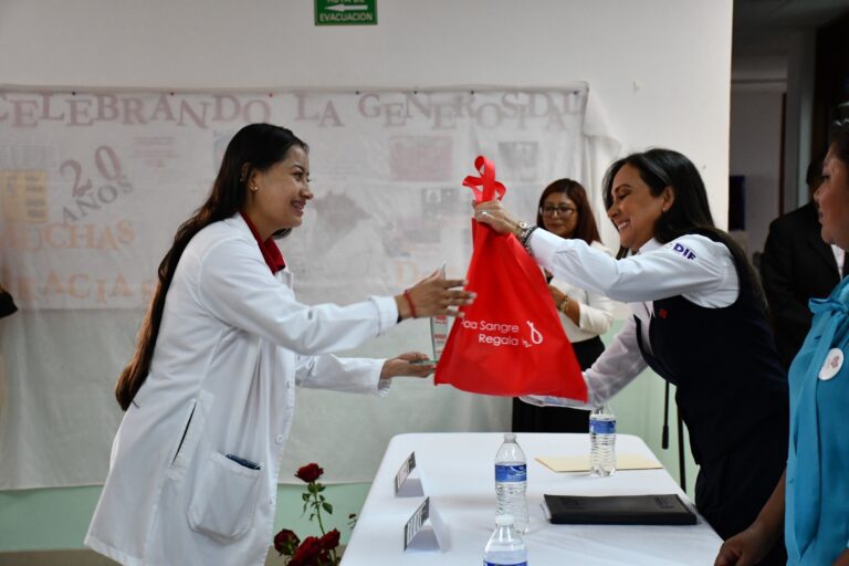 Reconoce Sector Salud y Sedif a 30 Donadores Voluntarios de Sangre