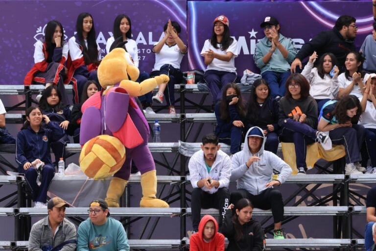 Encuentran Aficionados al Clasificatorio Preolímpico de Voleibol De Playa, una Entidad Bella y con Gente Cálida