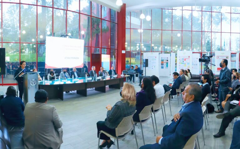 Presentan estudiantes de la UATx carteles de proyectos de investigación