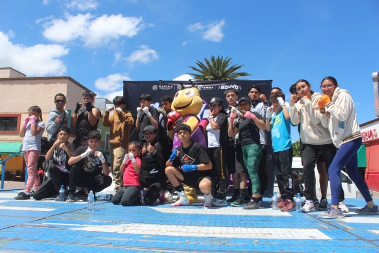 Participan 400 Personas en la Primera Sesión Gratuita de Boxeo Fitness