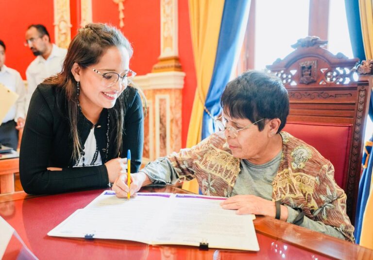 Entrega Fernanda Espinosa de los Monteros Resoluciones de Aclaraciones Gratuitas de Actas de Nacimiento a Adultos Mayores