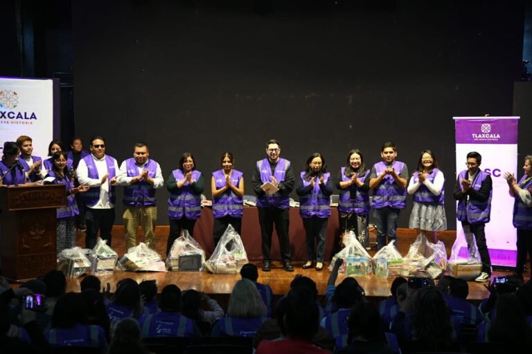 Entrega Secretaría de Cultura Acervos y Uniformes a Voluntarios del Programa de Salas de Lectura