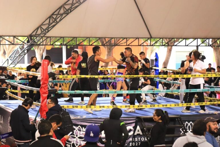 Jóvenes, Familias y Adultos Mayores Disfrutan de Sesión Masiva de Boxeo Fitness