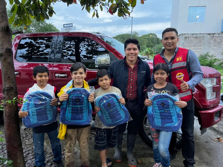 Continúa Víctor Torres apoyando a estudiantes con mochilas