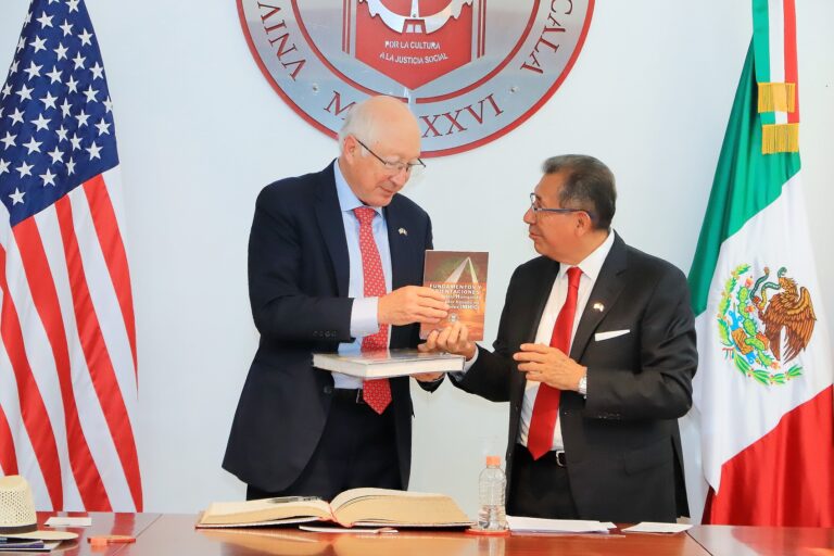 Afianzan colaboración internacional UATx y Embajada de Estados Unidos en México