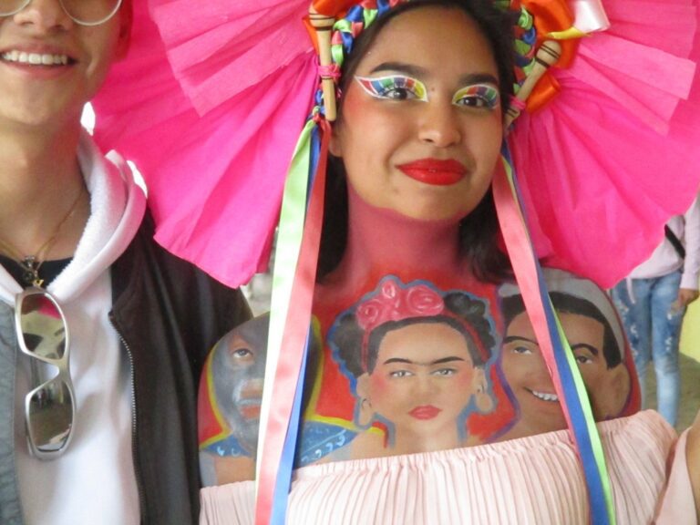 Performance Callejero de Frida Enllanche