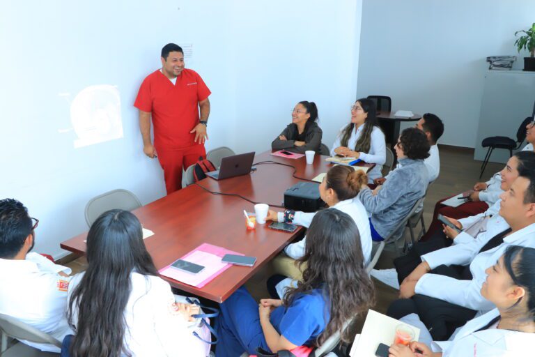 Capacitan a responsables de Casa de Autorrealización de la UATx