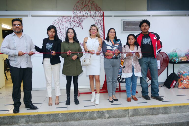 Dona la FEUAT y Custom Navy Tlx dos contenedores para tapitas