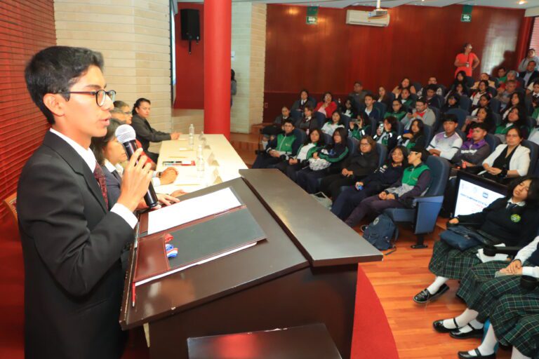Miden sus conocimientos estudiantes de bachillerato en la Olimpiada de Biología