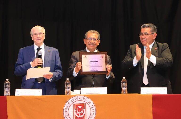 Recibe Derecho de la UATx Primera Reacreditación Internacional