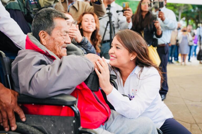Entrega Fernanda Espinosa de los Monteros Tinacos a Familias Vulnerables de Apizaco