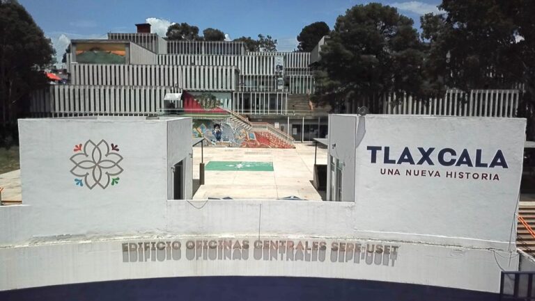 Autoridades Educativas Reciben Pliego Petitorio Anual de Alumnas de la Escuela Normal Rural “Benito Juárez” de Panotla