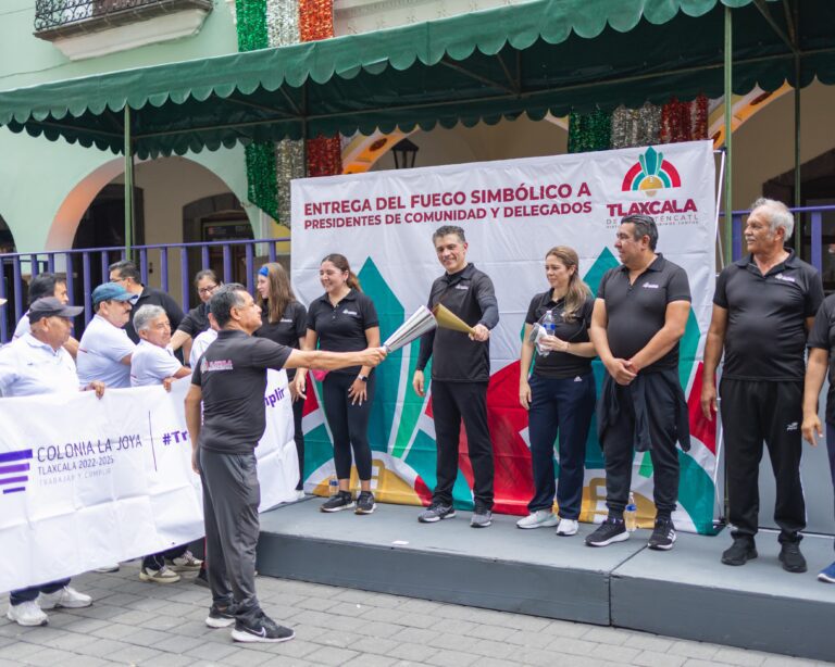 Recibe presidente municipal Alfonso Sánchez el Fuego Simbólico de la Independencia Nacional