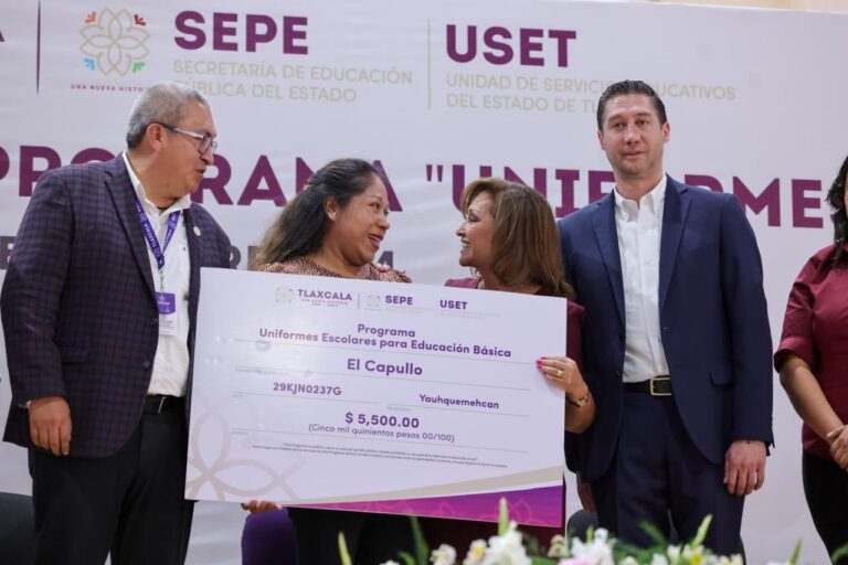 Gobernadora Entrega Apoyos del Programa Uniformes Escolares Gratuitos