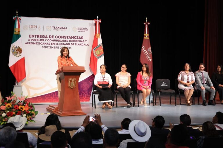Entrega Gobernadora Constancias a Comunidades Indígenas y Afromexicanas