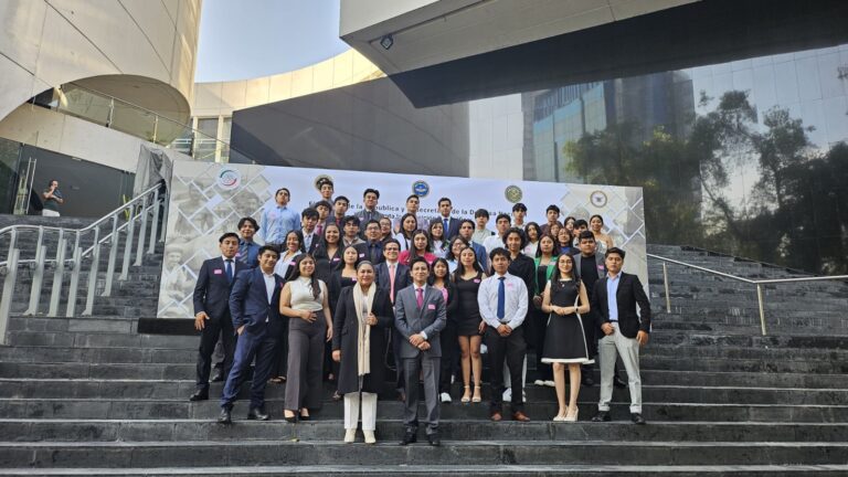 Estudiantes de la UATx Visitan el Senado de la República y el Castillo de Chapultepec