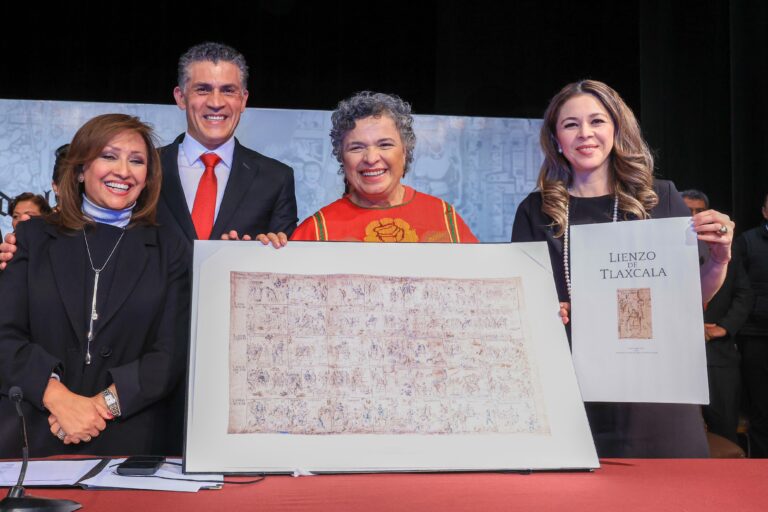 Recibe Exgobernadora Beatriz Paredes Rangel Presea Tlaxcala 2024