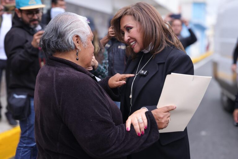 Entrega Gobernadora Lorena Cuéllar Acciones de Viviendas a Familias de Chiautempan
