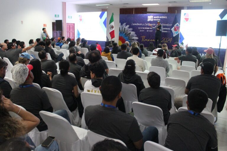 Entrenadores participan en jornada de capacitación de tiro con arco