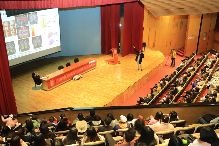 «Enséñale a tu cerebro quién manda» es la ponencia que ofreció el Dr. Eduardo Calixto en la UATx