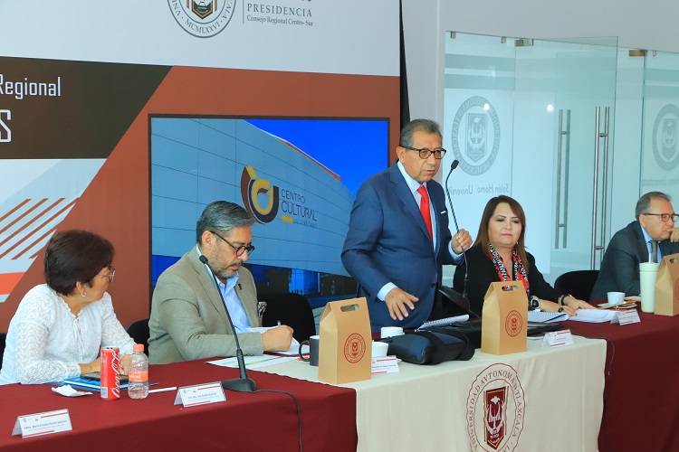 08 Rector de la UATx recibe reconocimiento por su liderazgo en la Región Centro-Sur de ANUIES A